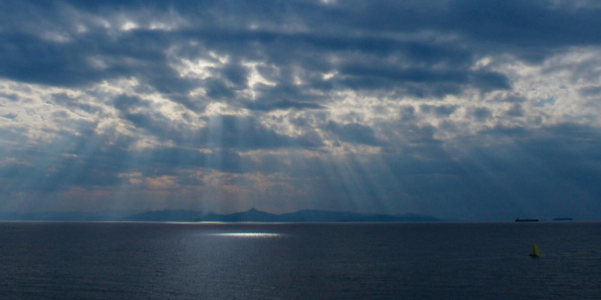 Συννεφιασμένος καιρός πάνω από τη θάλασσα