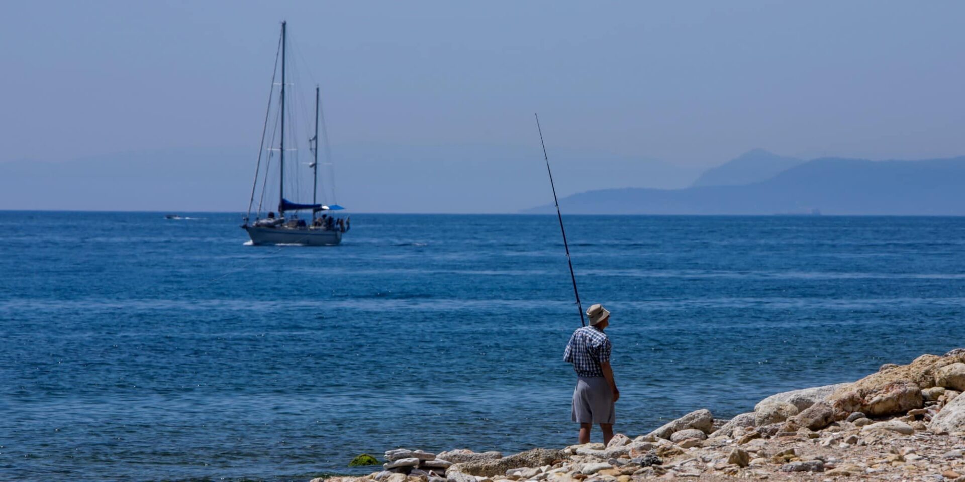 Άνδρας ψαρεύει στον Πειραιά