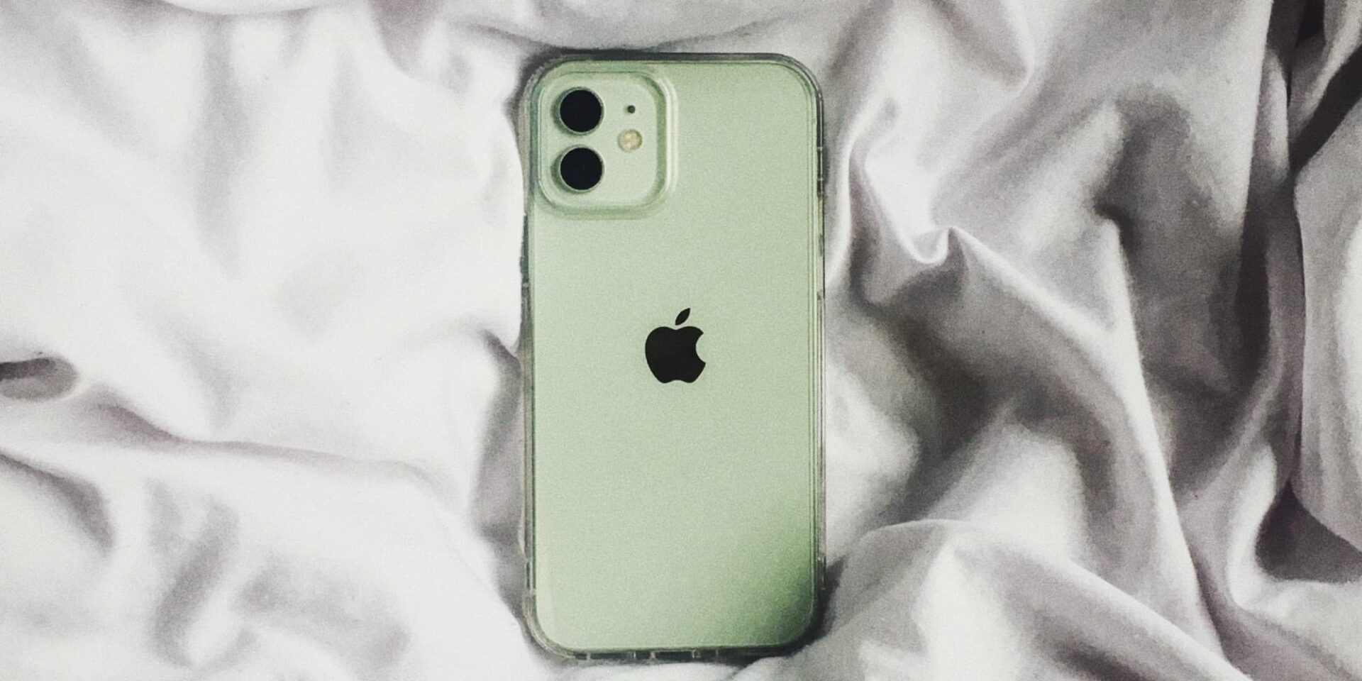 Ένα iPhone στο κρεβάτι