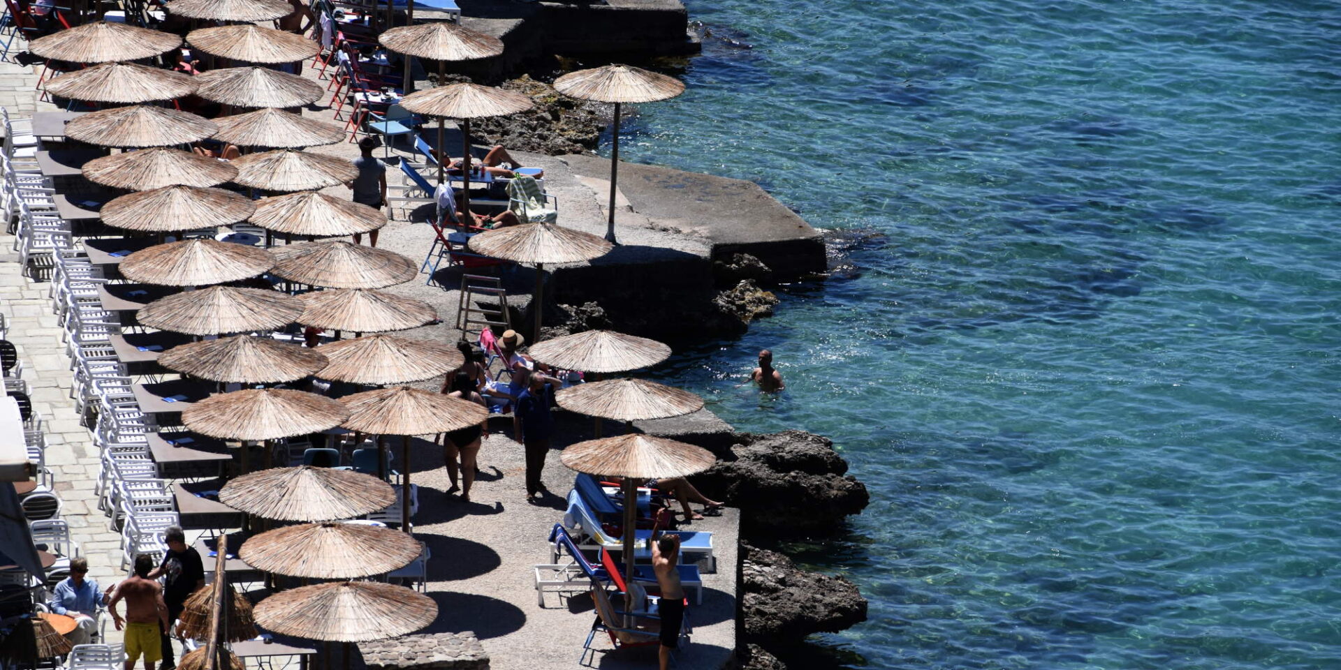 Ηλιόλουστος καιρός στην ακροθαλασσιά στην παραλία της Αρβανιτιάς στο Ναύπλιο