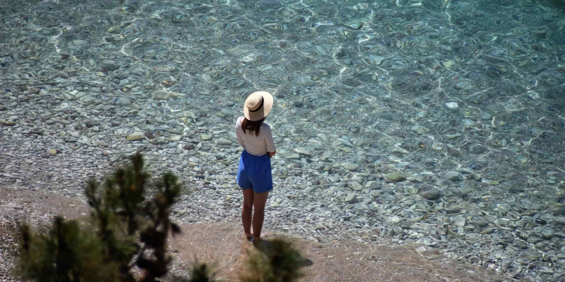 Μία κοπέλα στη θάλασσα