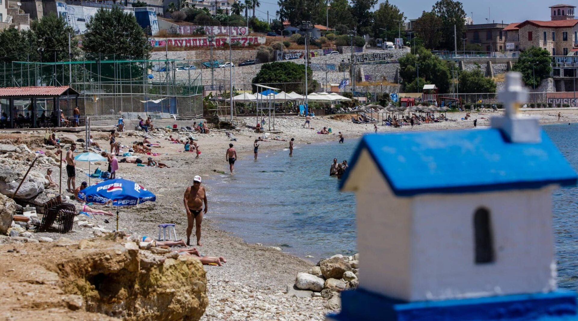 Κόσμος στη θάλασσα