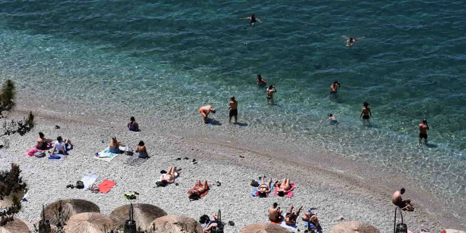 Κόσμος στη θάλασσα