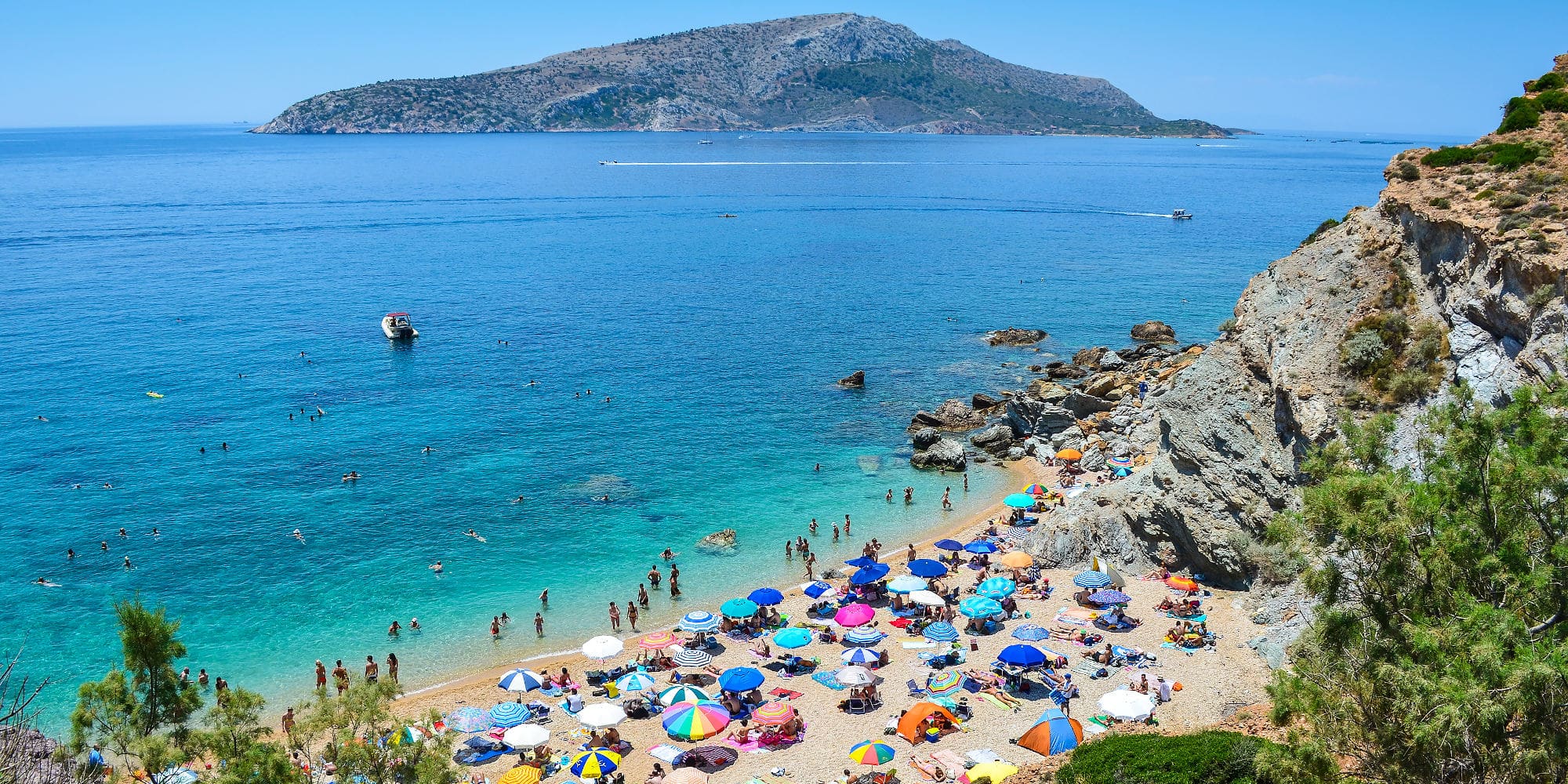 Μια από τις παραλίες που βρίσκονται κοντά στην Αθήνα, το ΚΑΠΕ στο Σούνιο