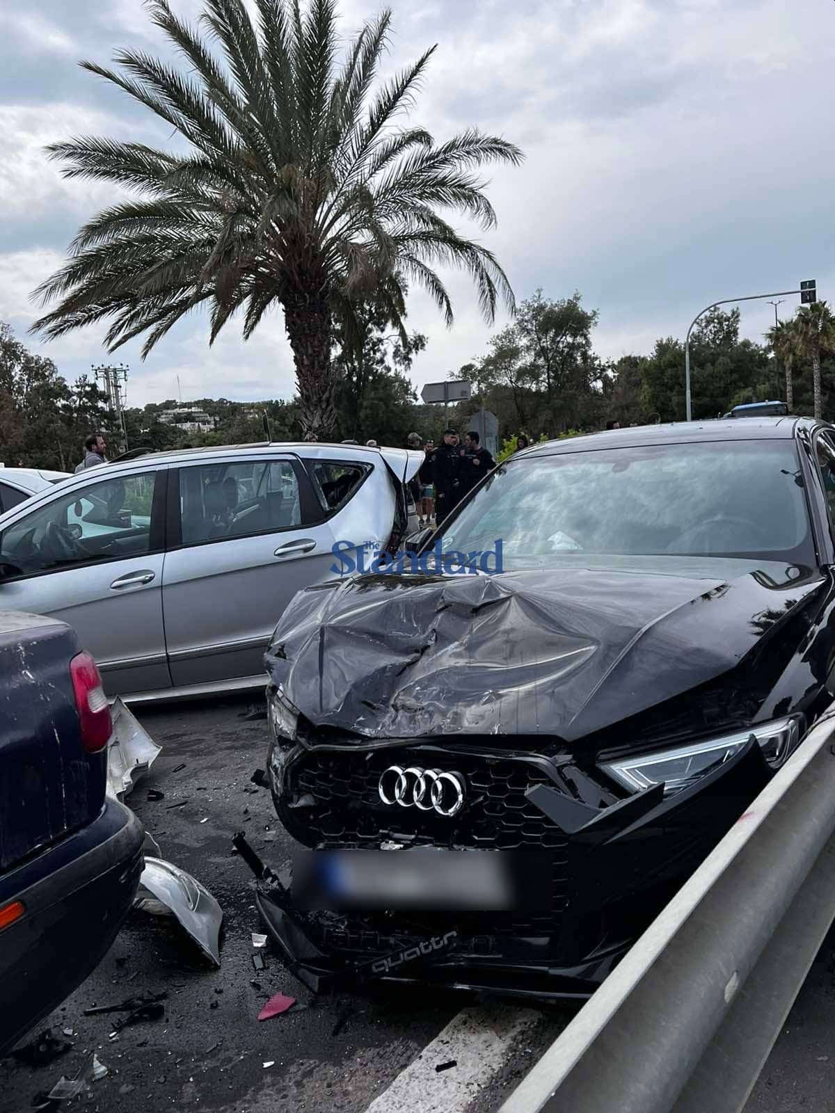 Τροχαίο στη Βουλιαγμένη: Καταγγελίες για κόντρες - Από θαύμα δεν σκοτώθηκαν οδηγοί και πεζοί