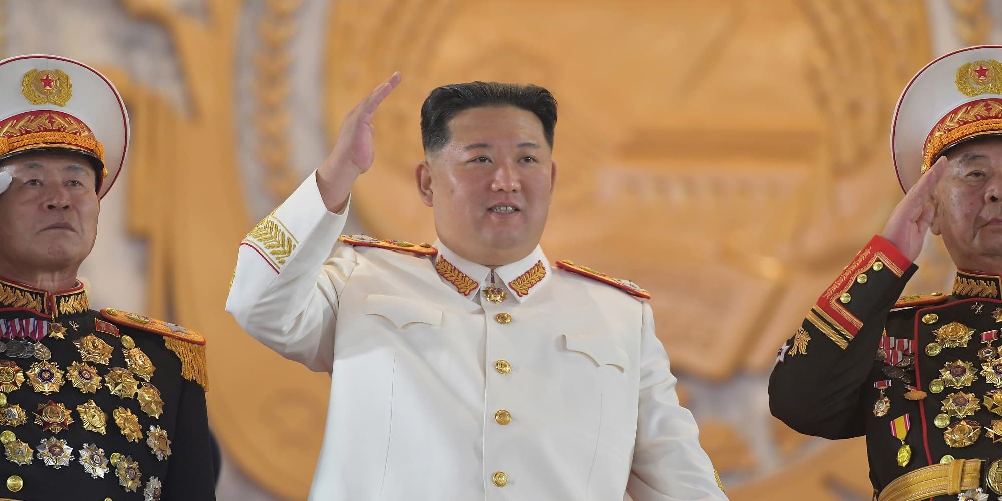 Ο Κιμ Γιονγκ Ουν με λευκά σε τελετή στη Βόρεια Κορέα