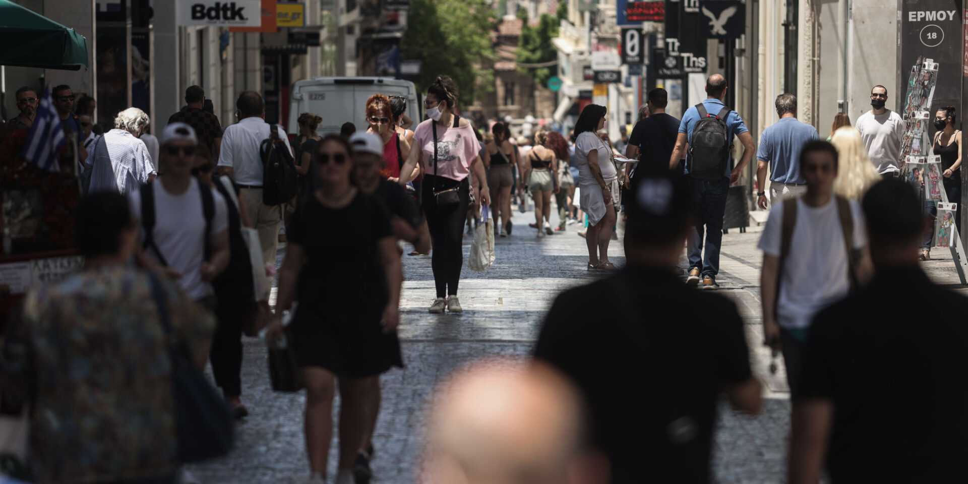 Κόσμος στα καταστήματα της Ερμού