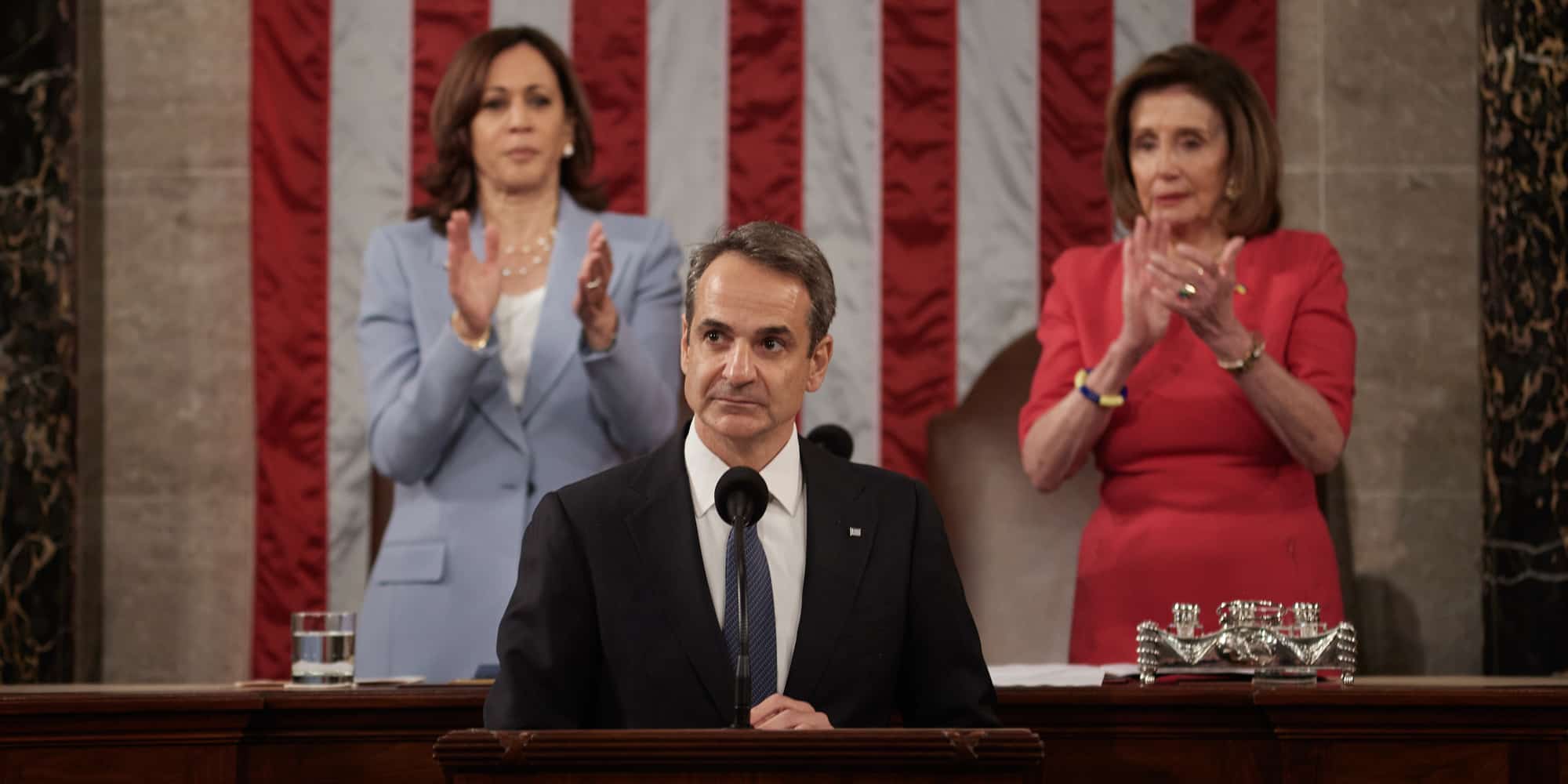 Ο Κυριάκος Μητσοτάκης στην ομιλία του στο Κογκρέσο και πίσω του χειροκροτούν Καμάλα Χάρις και Νάνσι Πελόζι
