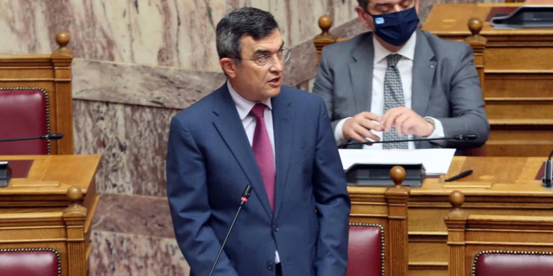 Ο υφυπουργός Προστασίας του Πολίτη, Λευτέρης Οικονόμου στα έδρανα της κυβέρνησης στη Βουλή
