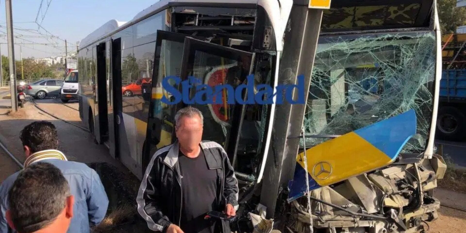 Το λεωφορείο που «καρφώθηκε» σε κολώνα στην παραλιακή