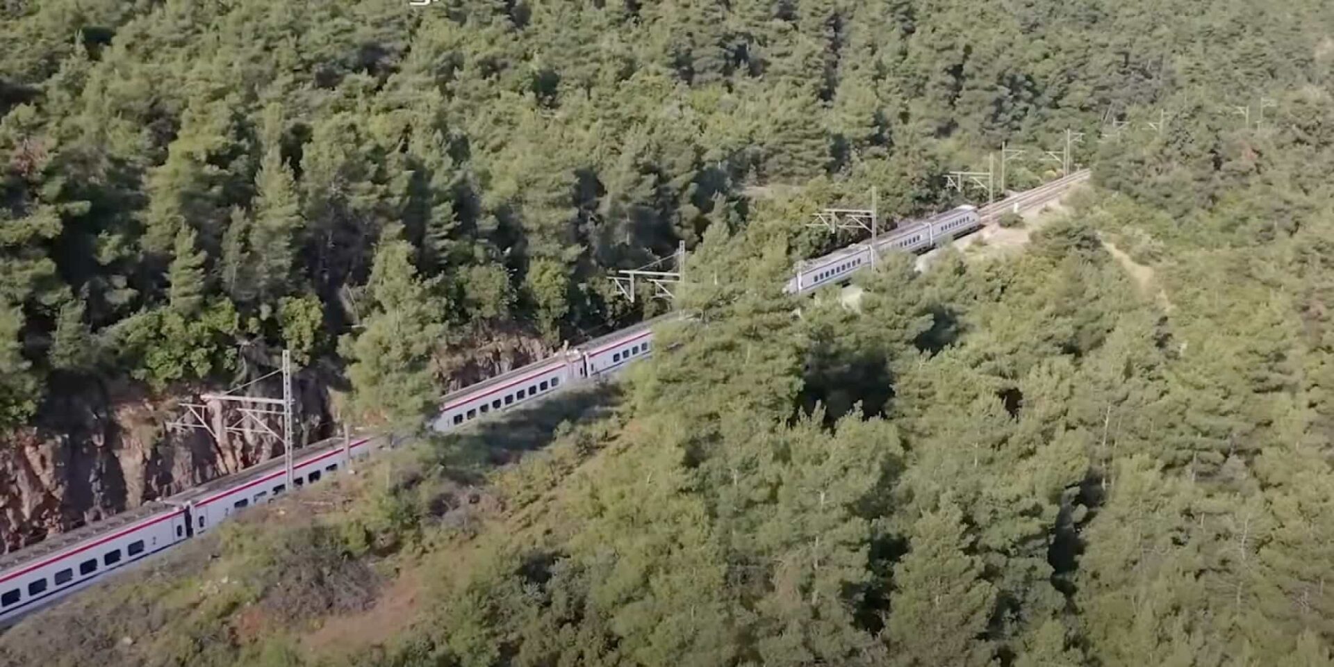 Το τρένο Λευκό Βέλος που κάνει το Αθήνα - Θεσσαλονίκη