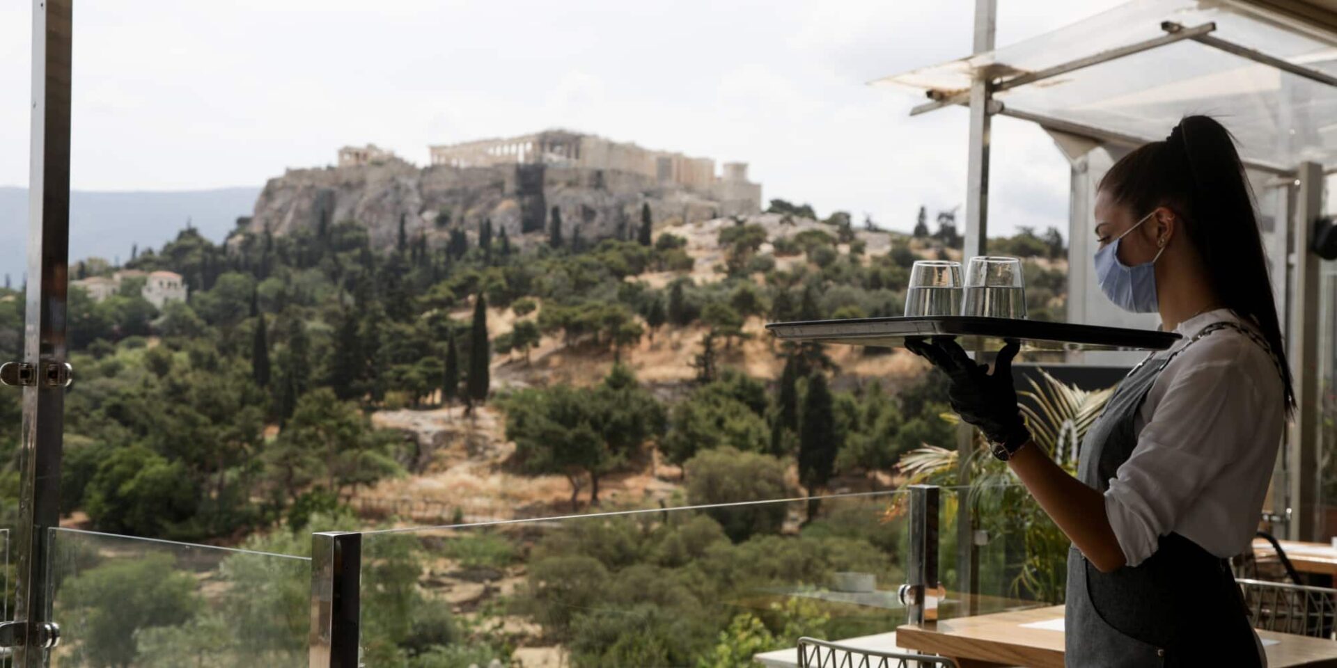 Σερβιτόρα σε εστιατόριο στην Αθήνα