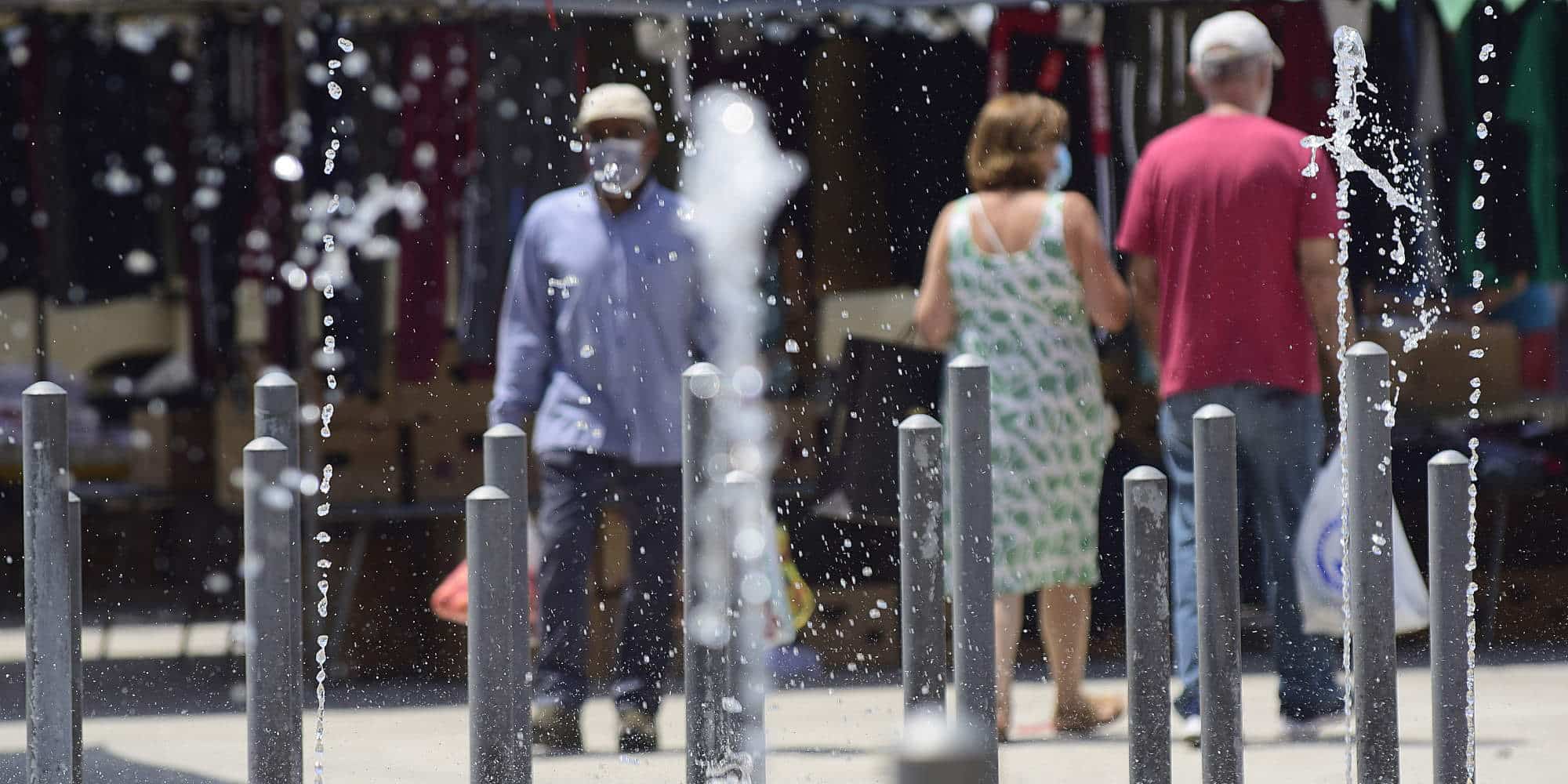Πολίτης με μάσκα το περσινό καλοκαίρι