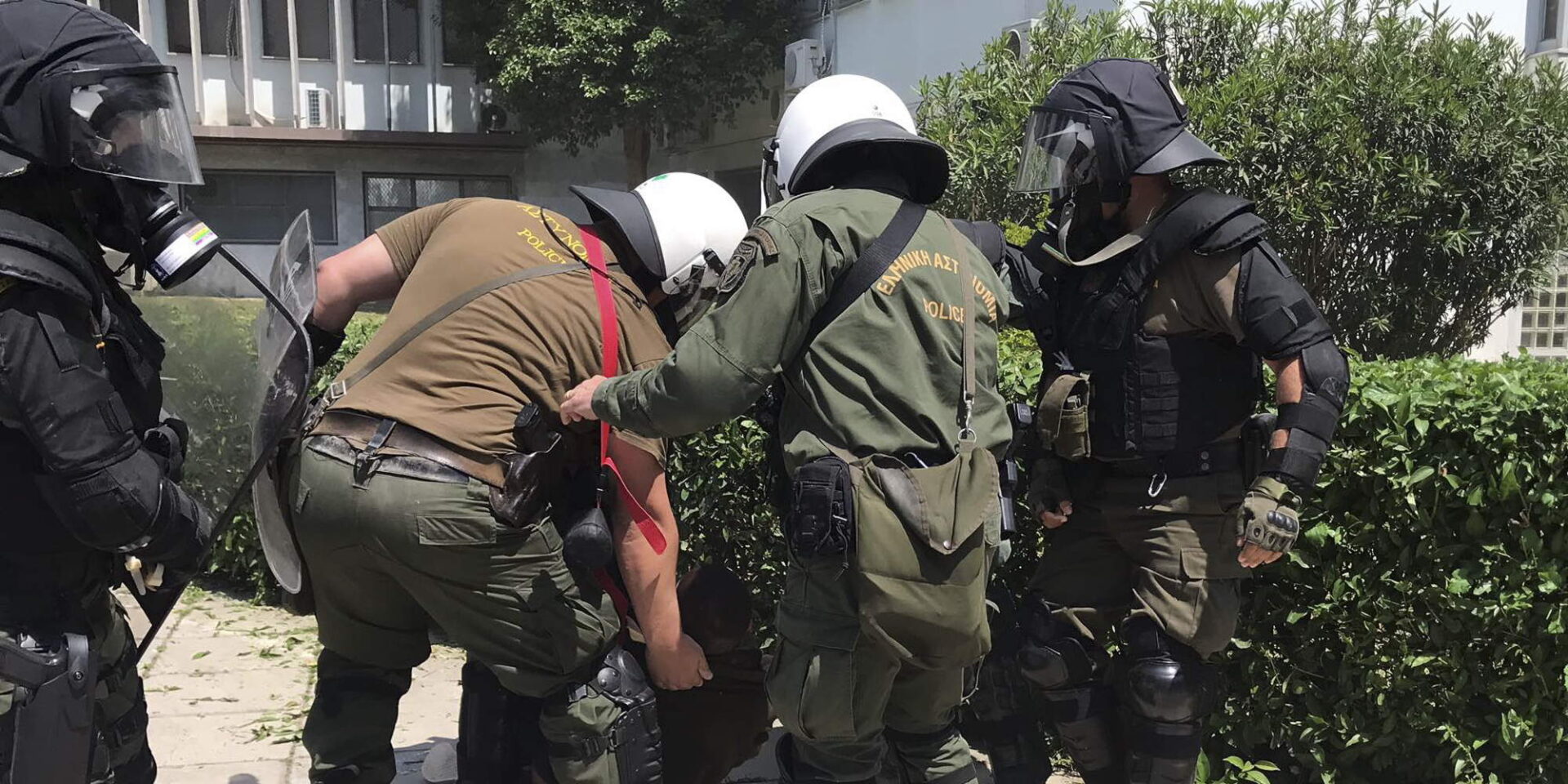 Αστυνομικοί στη Θεσσαλονίκη έξω από το ΑΠΘ