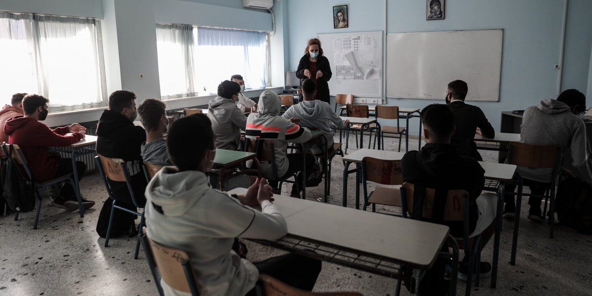 Μαθητές με μάσκες σε σχολείο