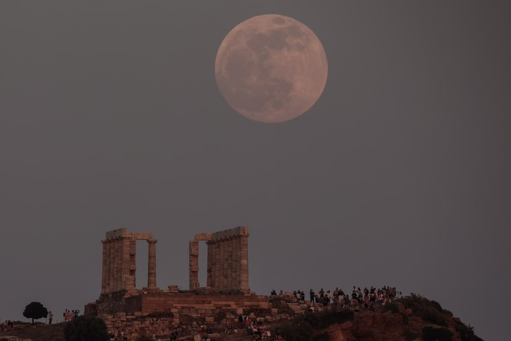 Το «ματωμένο φεγγάρι» απο το ναό του Ποσειδώνα