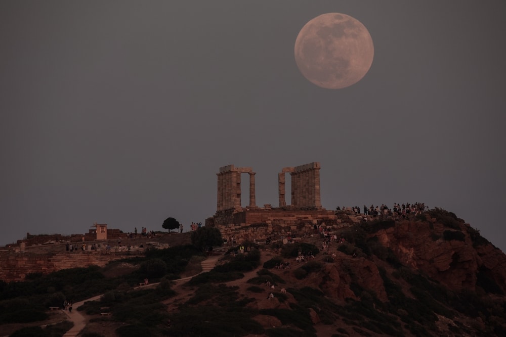 Το «ματωμένο φεγγάρι» απο το ναό του Ποσειδώνα