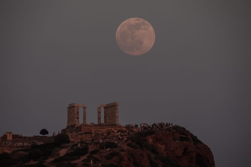 Το «ματωμένο φεγγάρι» απο το ναό του Ποσειδώνα
