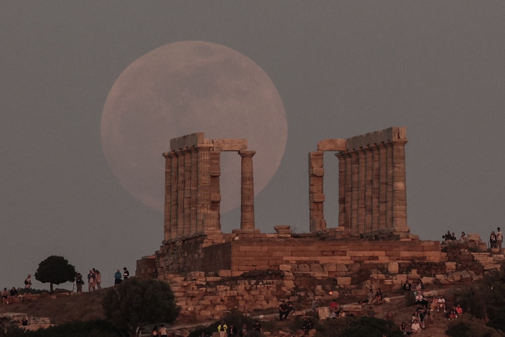 Το «ματωμένο φεγγάρι» απο το ναό του Ποσειδώνα