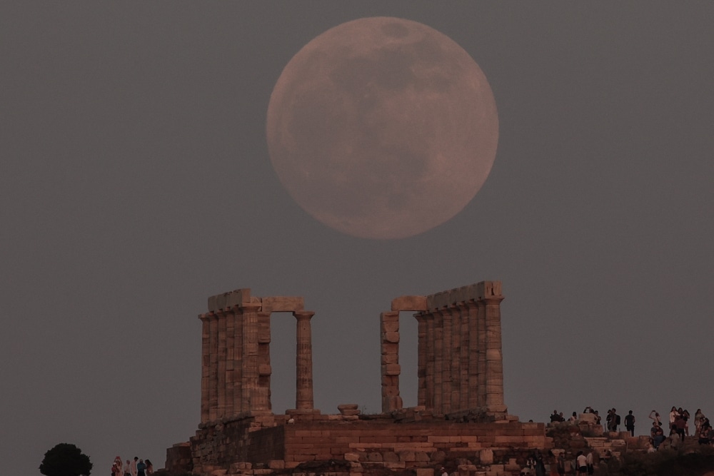 Το «ματωμένο φεγγάρι» απο το ναό του Ποσειδώνα