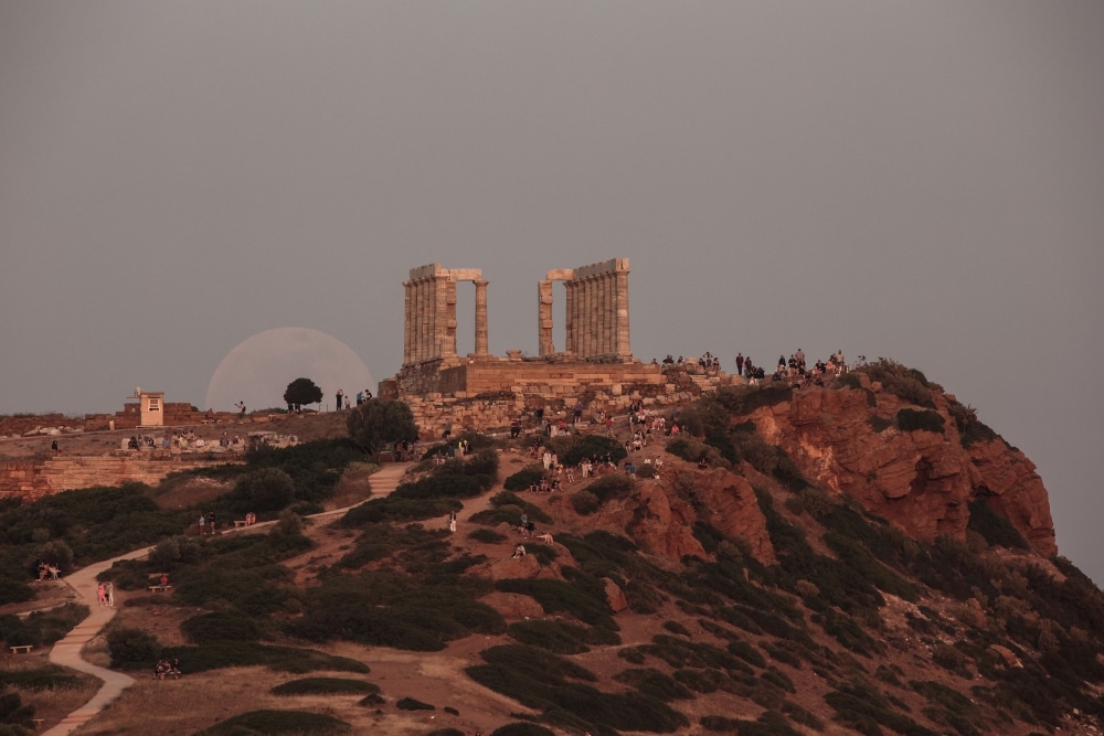Το «ματωμένο φεγγάρι» απο το ναό του Ποσειδώνα