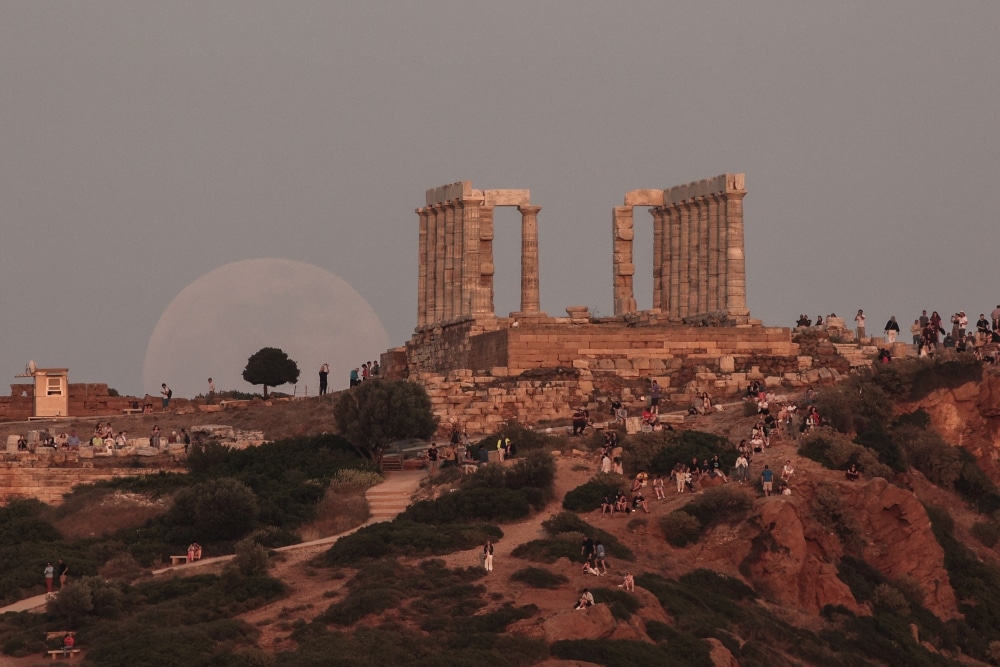 Το «ματωμένο φεγγάρι» απο το ναό του Ποσειδώνα