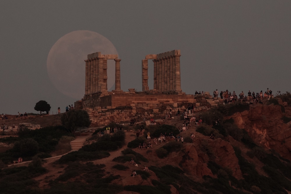 Το «ματωμένο φεγγάρι» απο το ναό του Ποσειδώνα