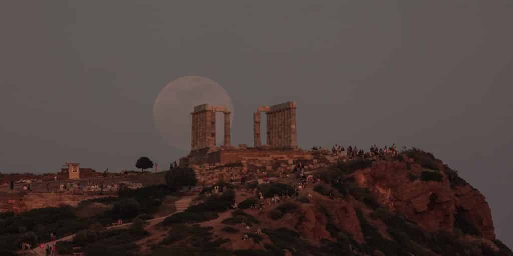 Το «ματωμένο φεγγάρι» απο το ναό του Ποσειδώνα