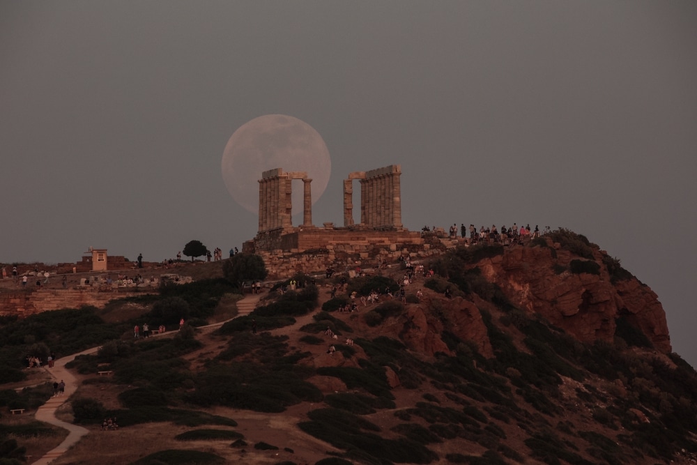 Το «ματωμένο φεγγάρι» απο το ναό του Ποσειδώνα