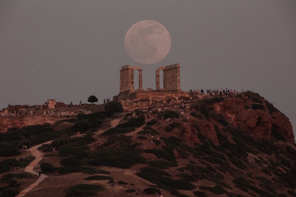 Το «ματωμένο φεγγάρι» απο το ναό του Ποσειδώνα