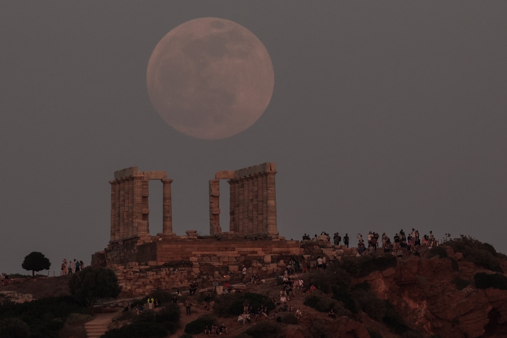 Το «ματωμένο φεγγάρι» απο το ναό του Ποσειδώνα