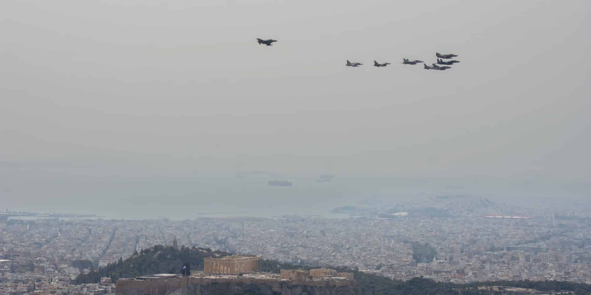 Μαχητικά αεροσκάφη πάνω από την Ακρόπολη / Φωτογραφία: Eurokinissi