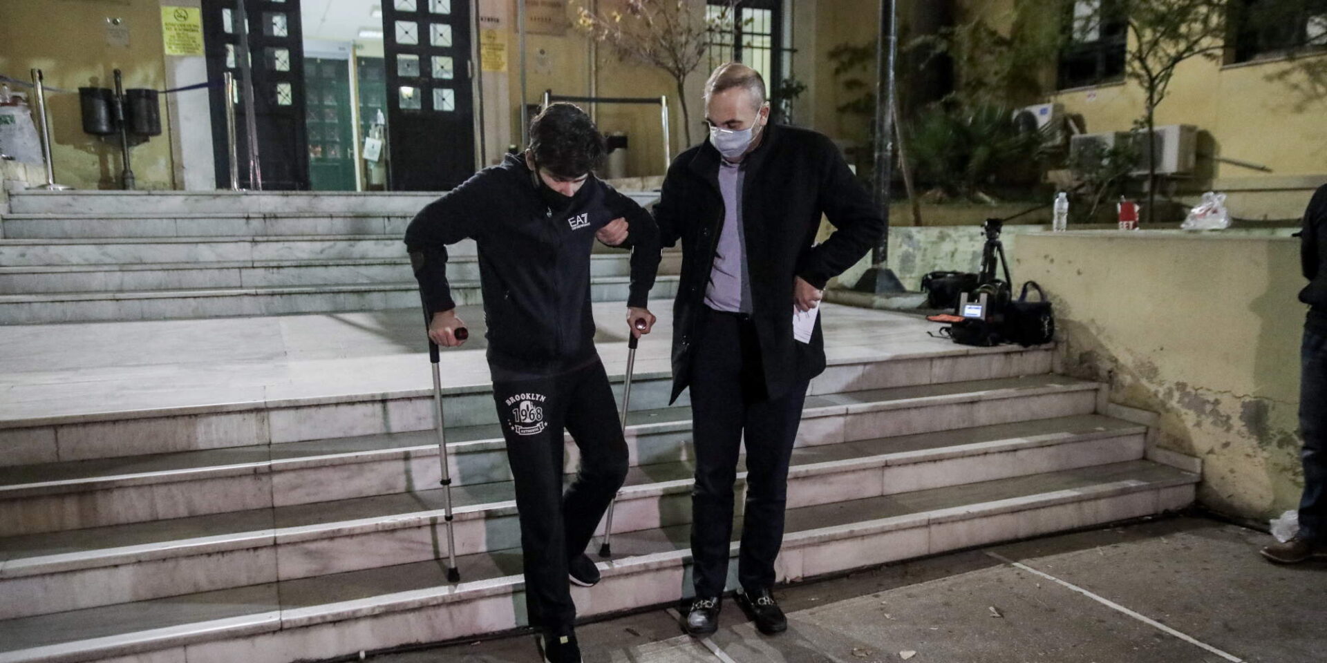Ο Μένιος Φουρθιώτης με πατερίτσες