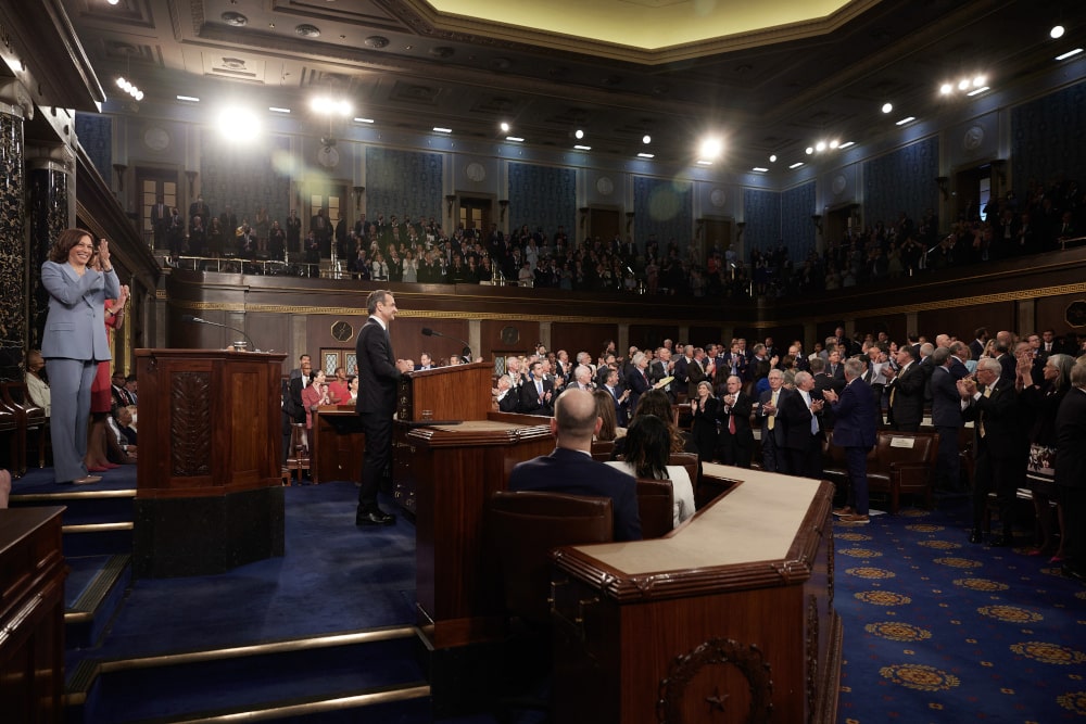 O Κυριάκος Μητσοτάκης ενώ παραθέτει ομιλία στους Αμερικάνους νομοθέτες