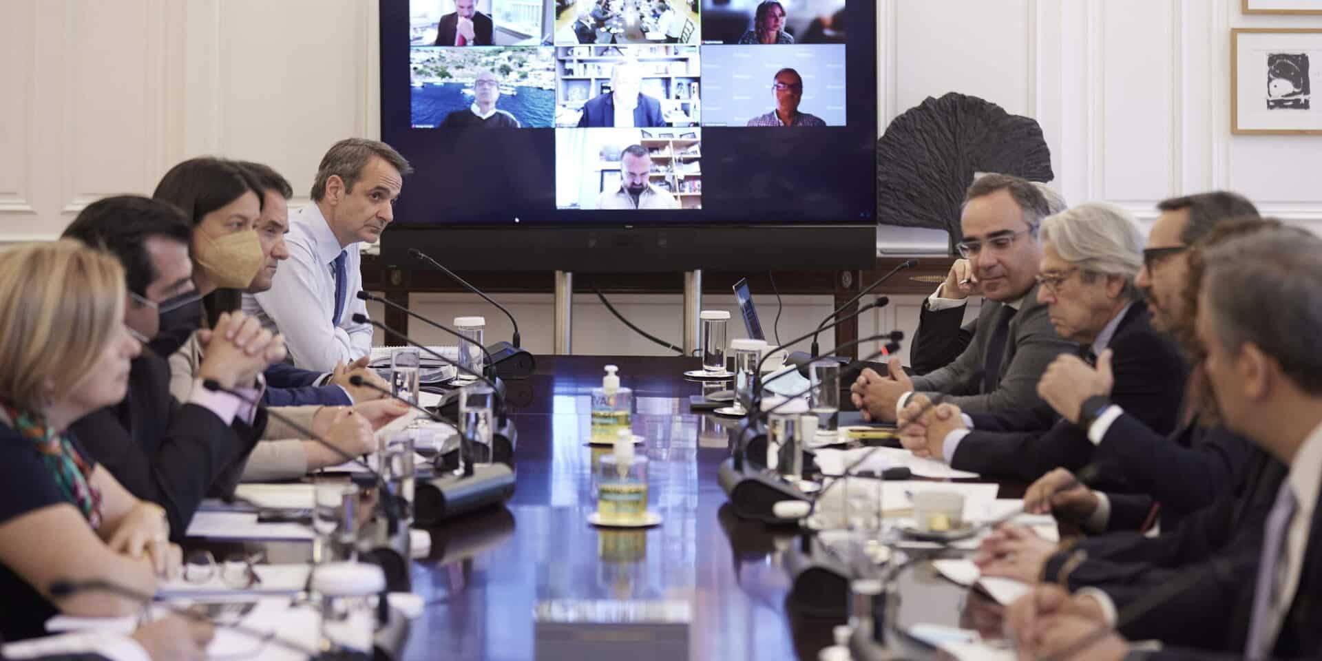 Ο Κυριάκος Μητσοτάκης και η ομάδα εργασίας για τη βιοφαμακευτική καινοτομία
