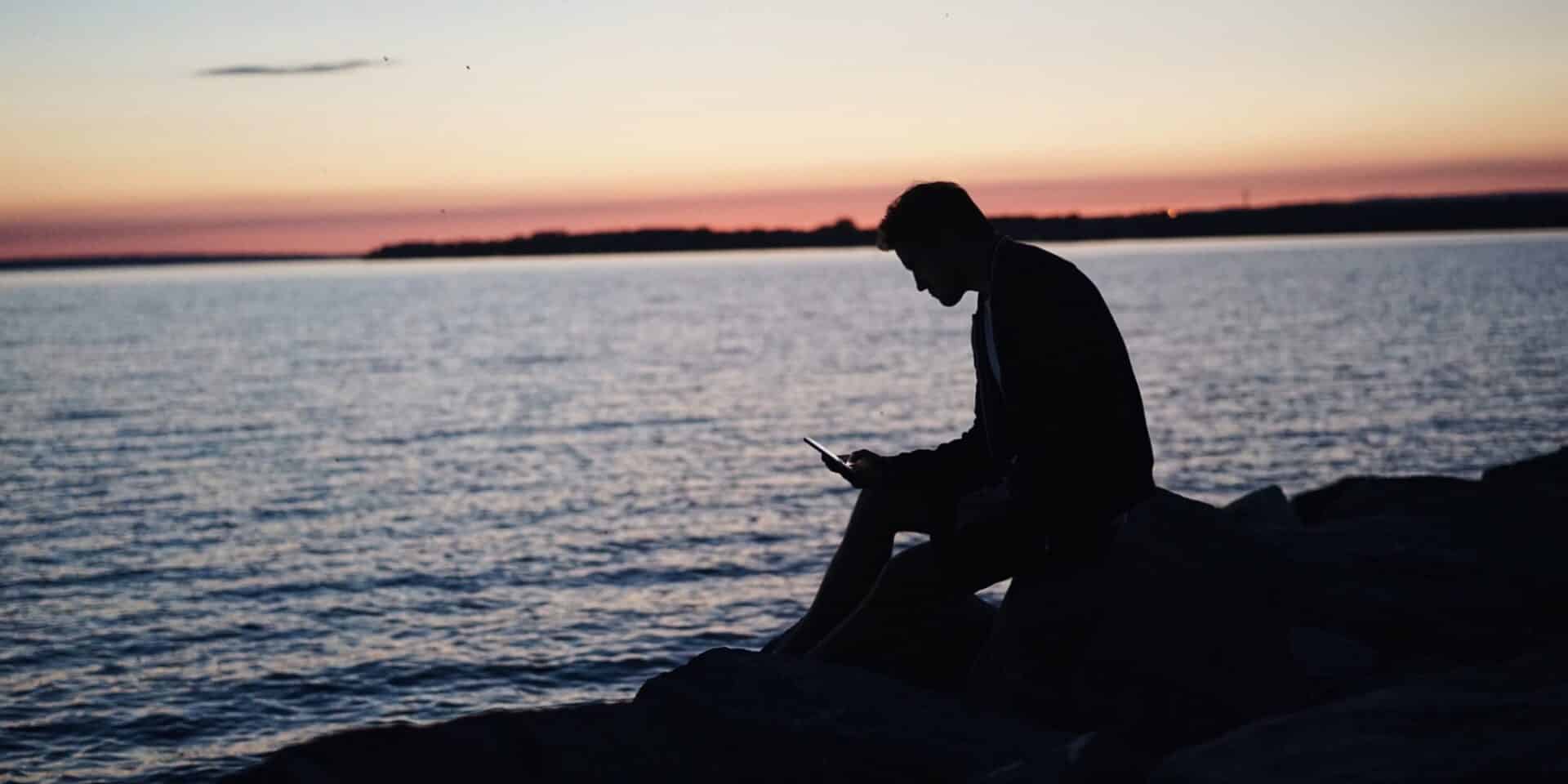Άνδρας μόνος στην θάλασσα / Φωτογραφία: Unsplash