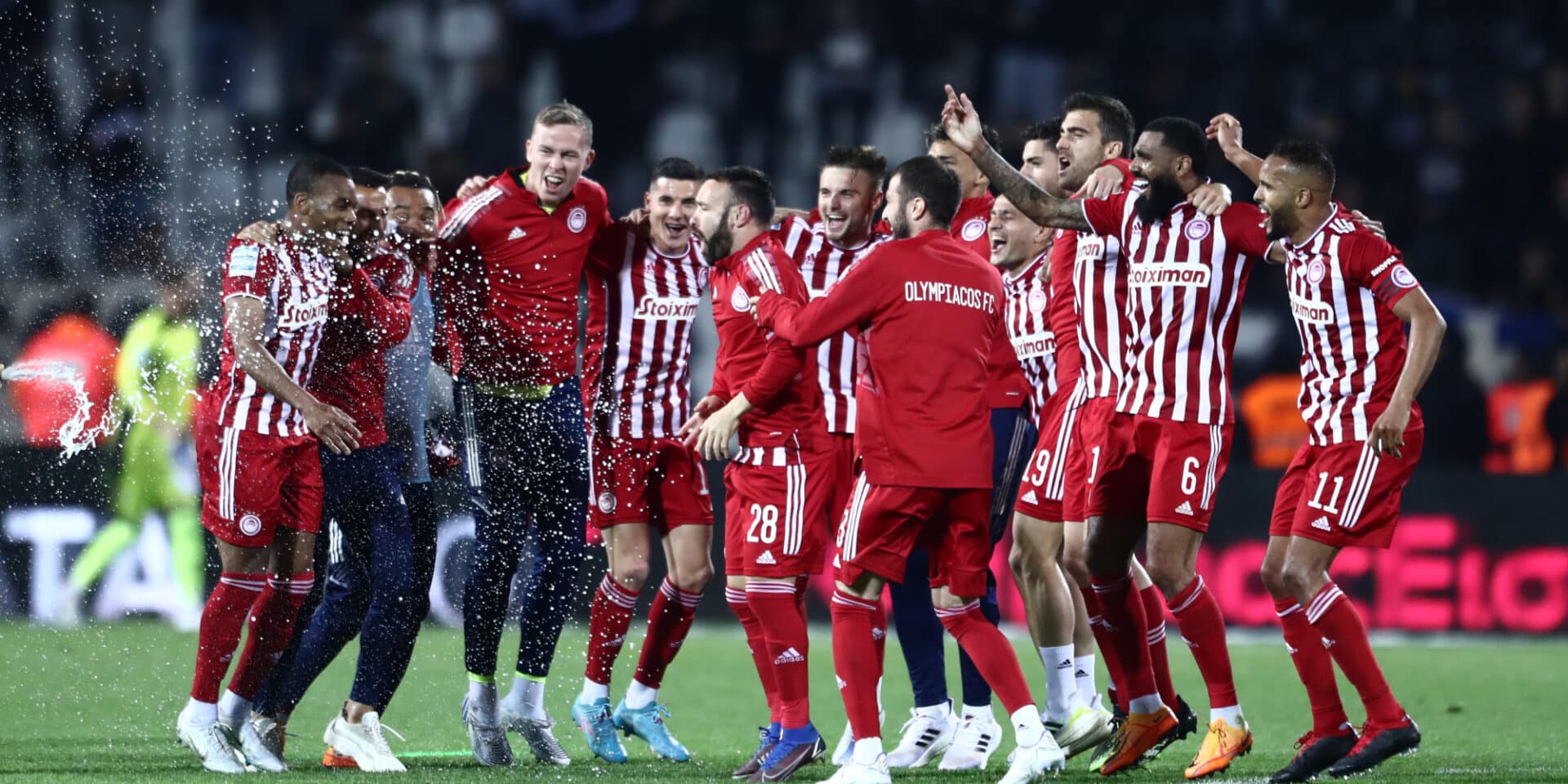 Ο Ολυμπιακός πανηγυρίζει το 47ο πρωτάθλημα