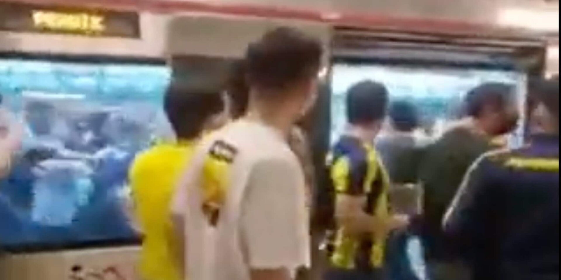 Οπαδοί της Φενέρ ξυλοκόπησαν τρεις φίλαθλους της Τράμπζονσπορ μέσα σε τρένο
