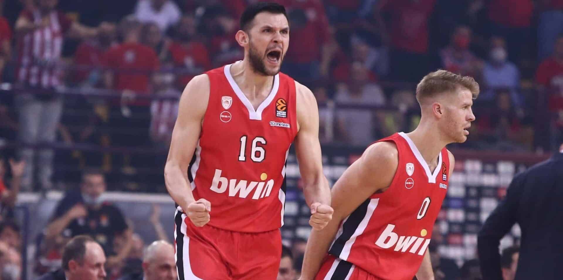 Ο Κώστας Παπανικολάου πανηγυρίζει