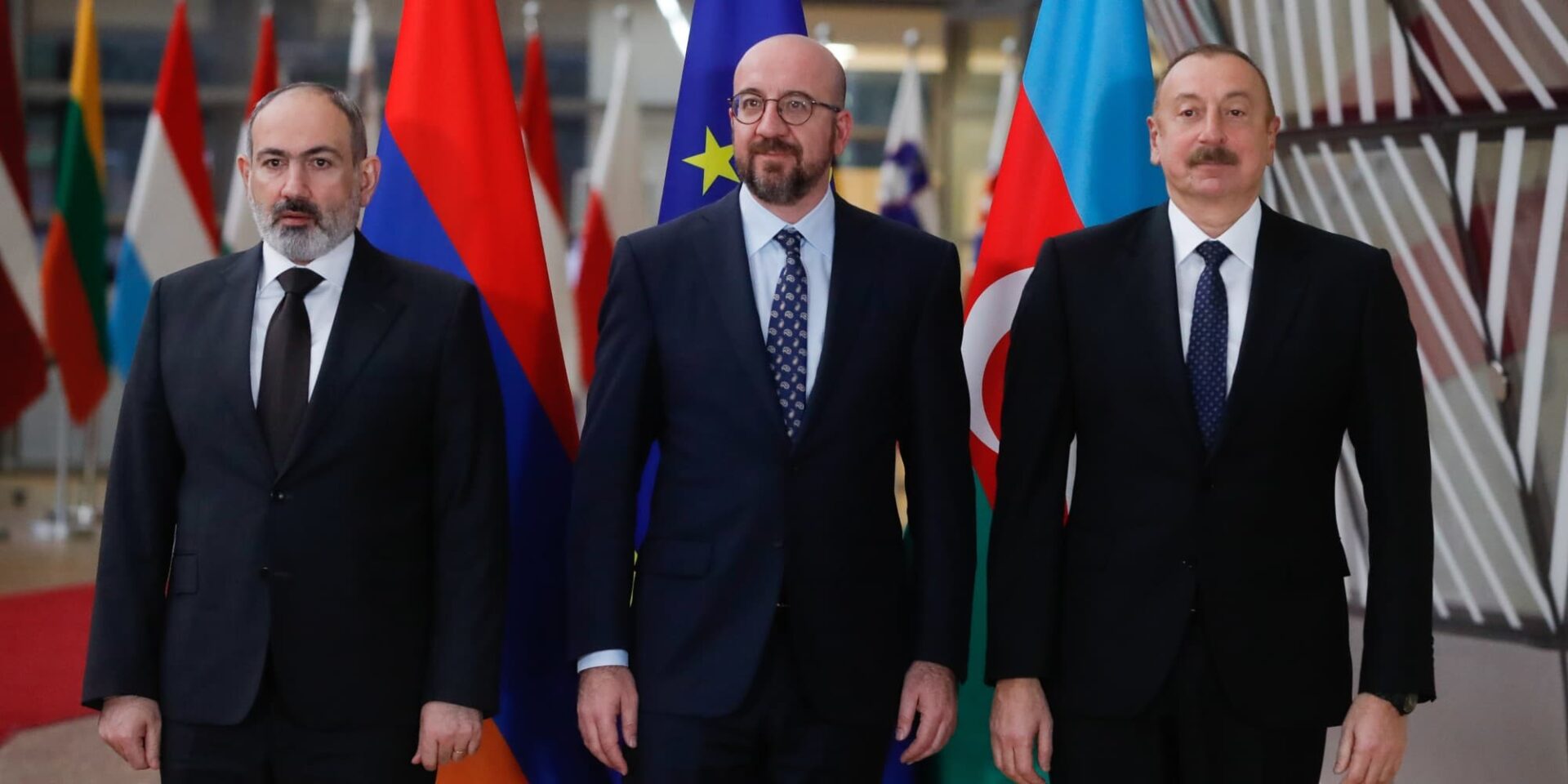 Ο Αρμένιος πρωθυπουργός Νικόλ Πασινιάν, o Σαρλ Μισέλ και ο πρόεδρος του Αζερμπαϊτζάν Ιλχάν Αλίγεφ