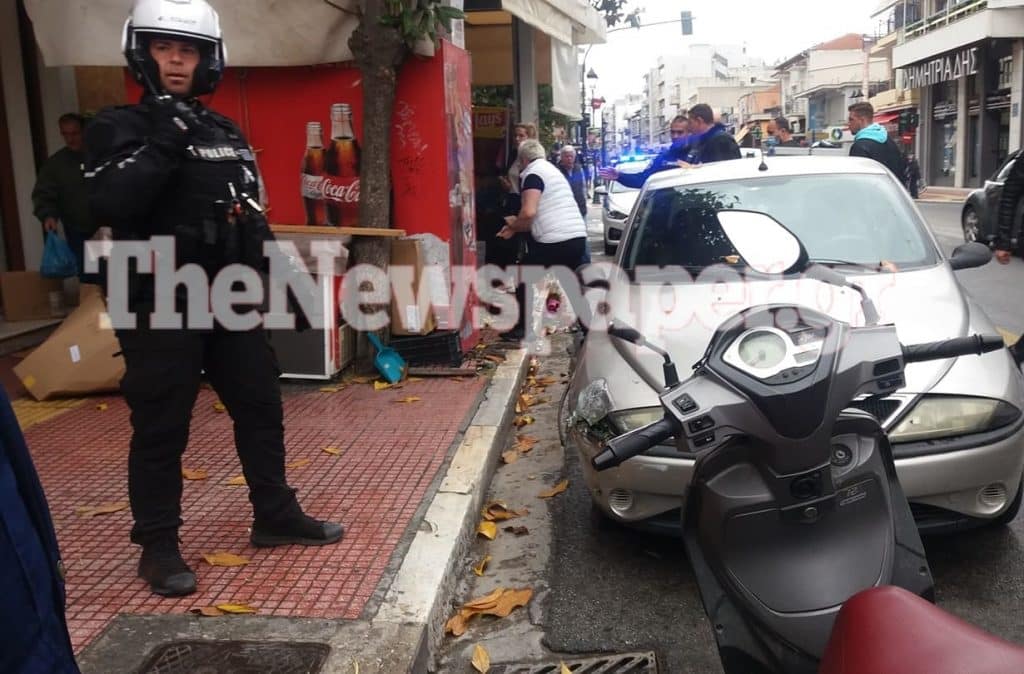 ΙΧ έπεσε πάνω σε περίπτερο στον Βόλο