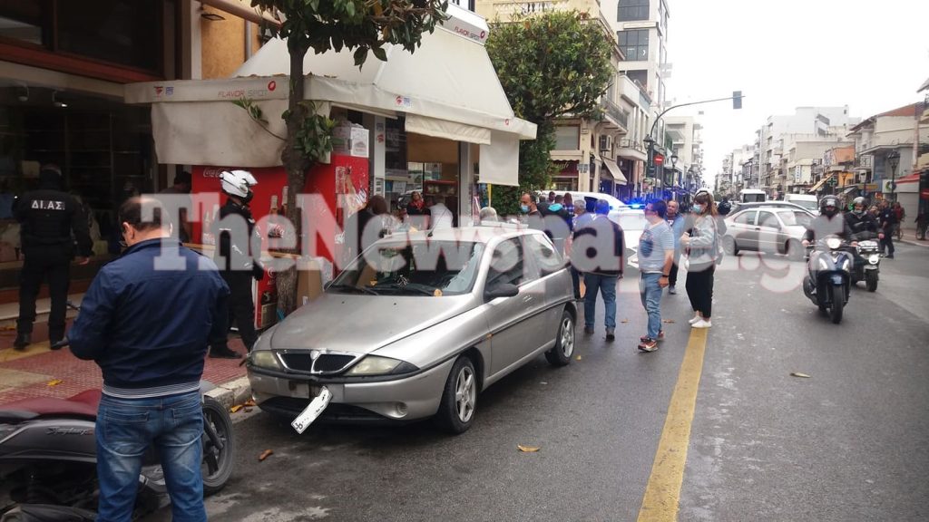 ΙΧ έπεσε πάνω σε περίπτερο στον Βόλο