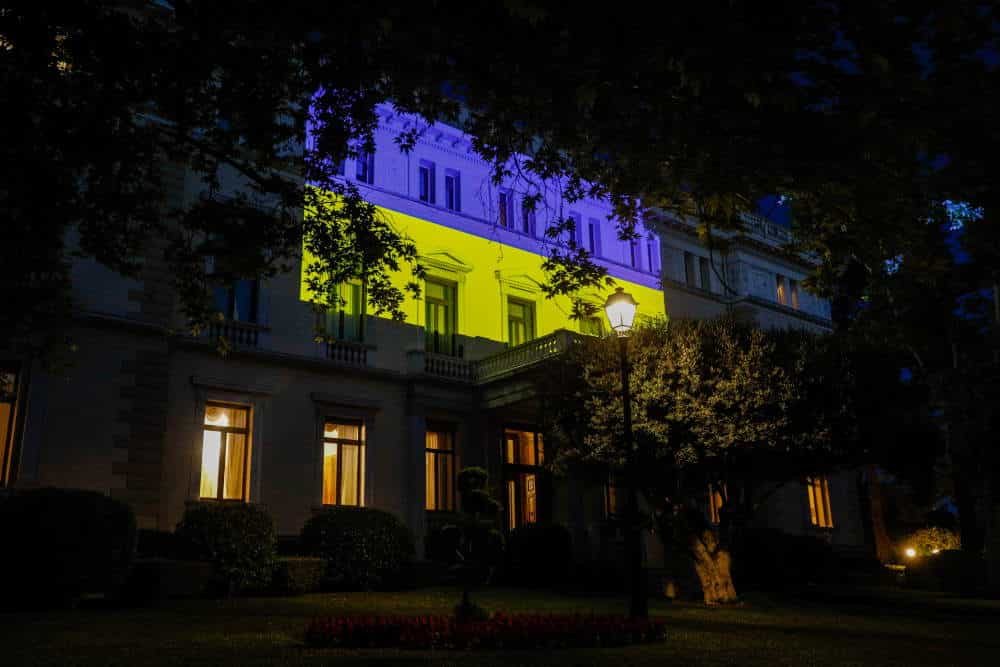 Το προεδρικό μέγαρο φωταγωγήθηκε στα χρώματα της Ουκρανίας / Φωτογραφία: Eurokinissi