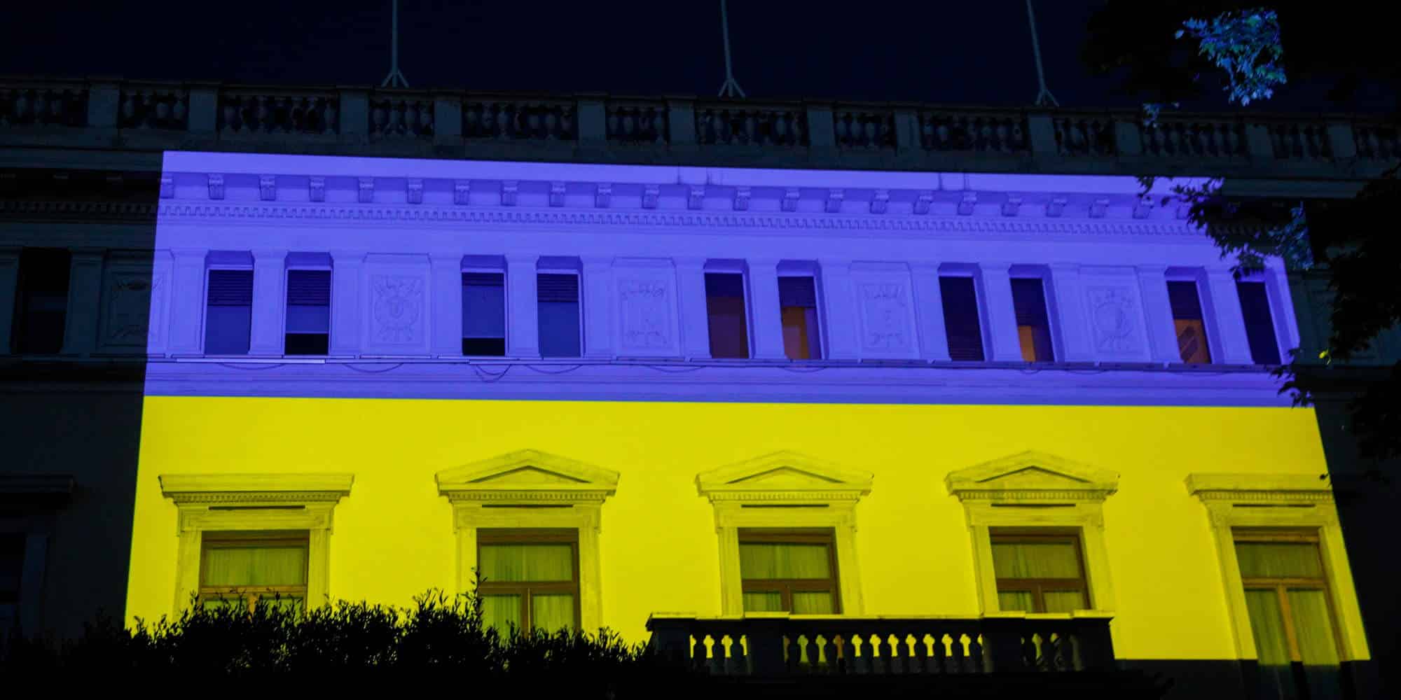 Το προεδρικό μέγαρο φωταγωγήθηκε στα χρώματα της Ουκρανίας