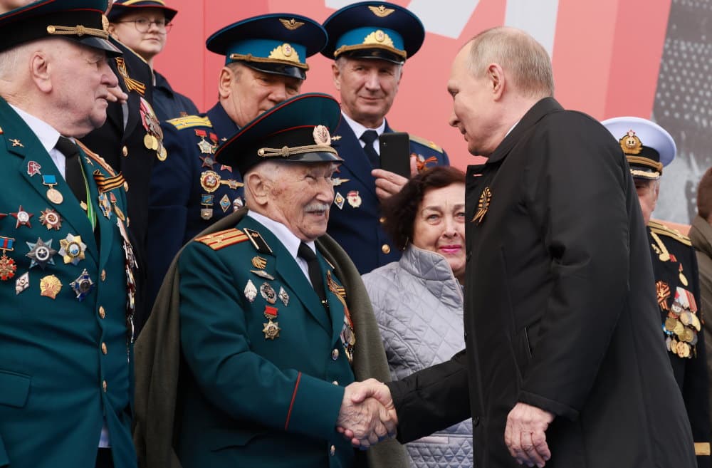 Ο Πούτιν χαιρετά βετεράνο