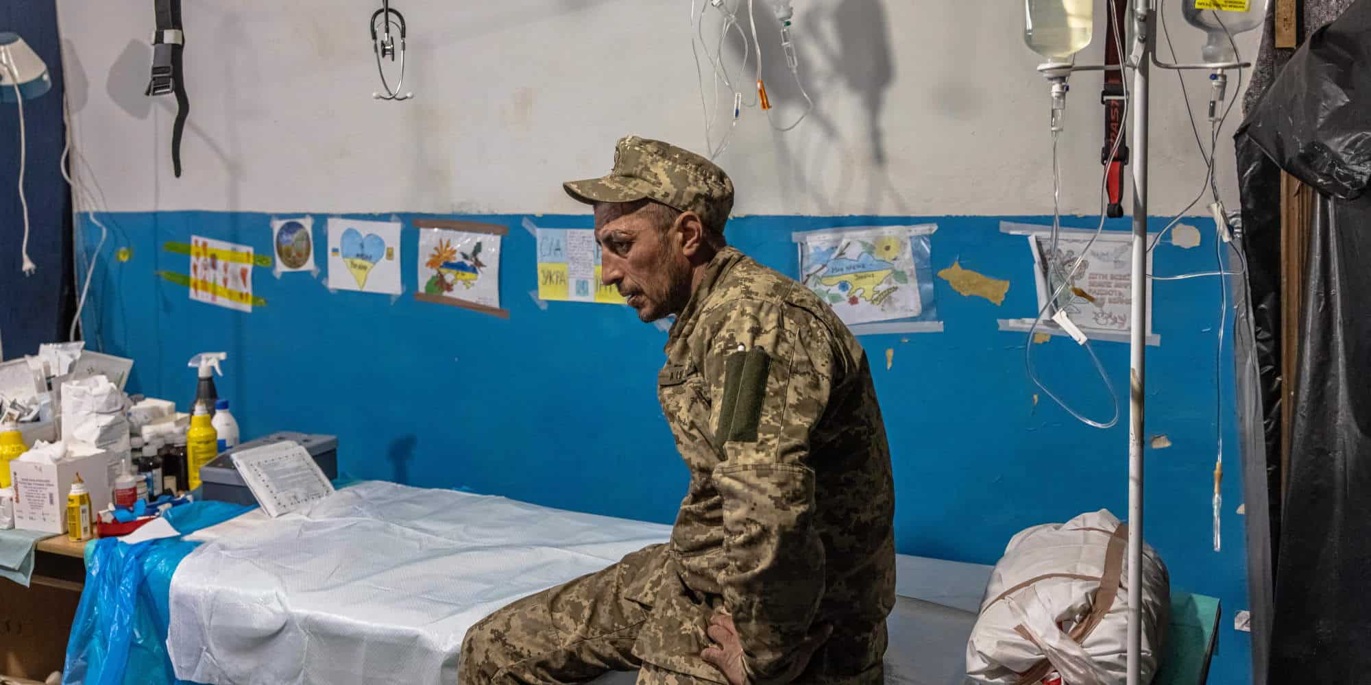 Στρατιώτης σε νοσοκομειακή δομή στην Ουκρανία