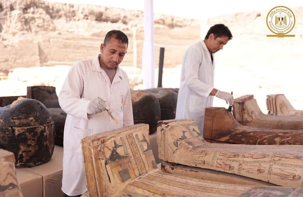 Αρχαιολόγοι περιποιούνται τις σαρκοφάγους που εντοπίστηκαν στη Νεκρόπολη
