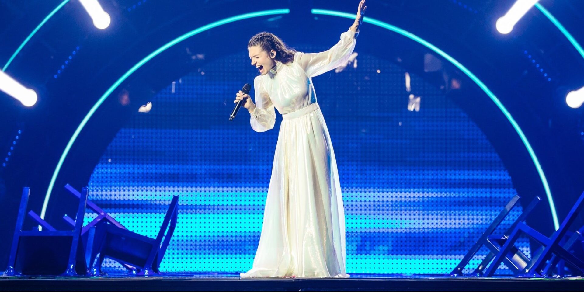 Η Αμάντα Γεωργιάδη στη σκηνή της Eurovision