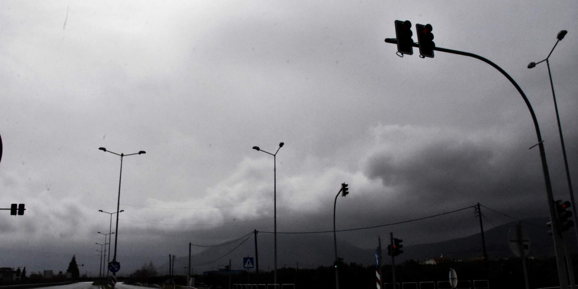 Συννεφιασμένος καιρός στην άδεια Αθήνα