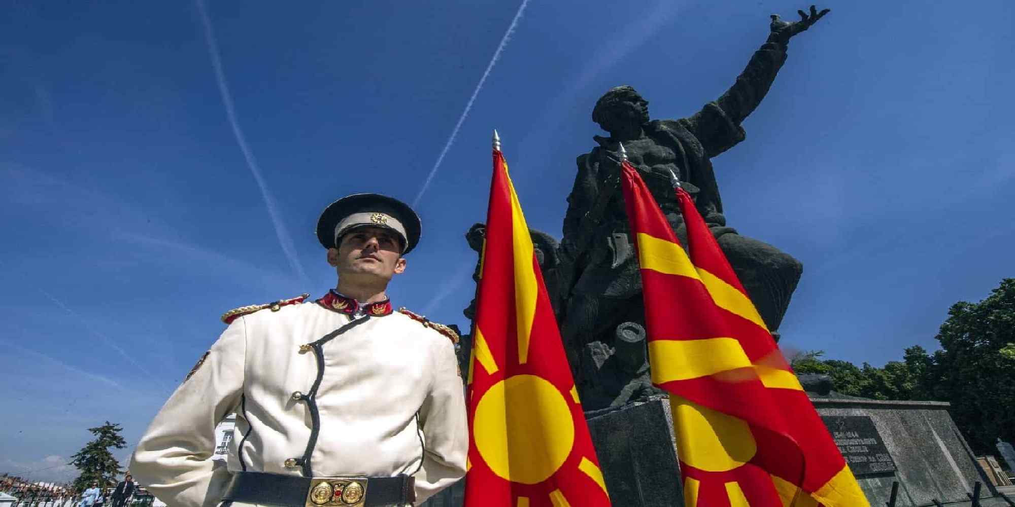 Μέλος της φρουράς του στρατού της Βόρειας Μακεδονίας μπροστά σε ένα μνημείο στα Σκόπια